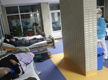 Pacienţii care nu sunt bolnavi de COVID nu mai au loc în secţiile spitalului din Buzău. Pentru ei au fost aduse paturi pe hol