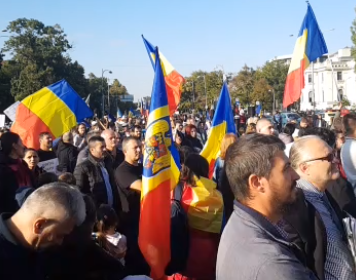 Proteste în Bucureşti faţă de introducerea certificatului verde – ”Avem imunitate, fără paşpoarte” strigă protestatarii, care se declară împotriva vaccinării obligatorii, afirmând că nu este o soluţie