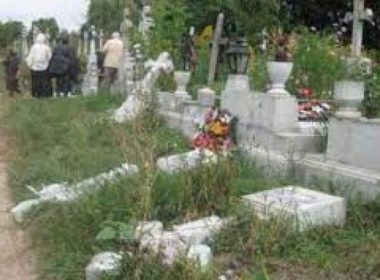 Morminte profanate şi cetăţeni revoltaţi, într-un oraş din judeţul Braşov