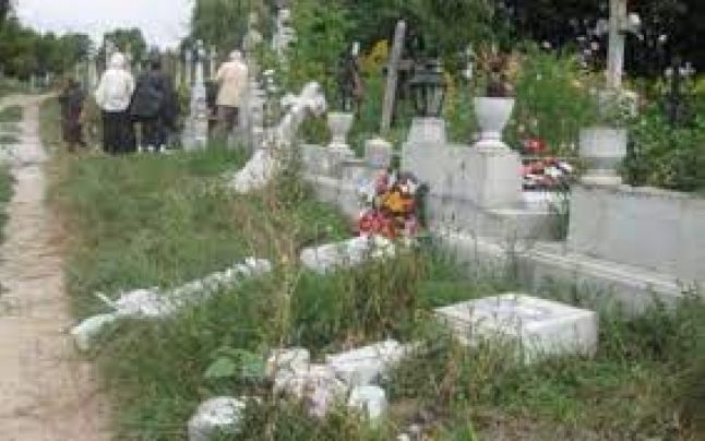 Morminte profanate şi cetăţeni revoltaţi, într-un oraş din judeţul Braşov