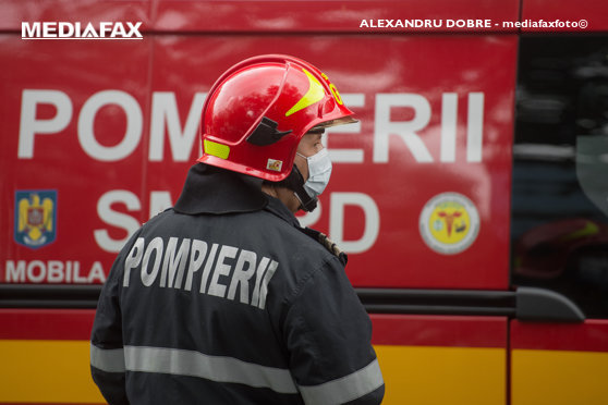 Incendiu într-un bloc turn de 10 etaje din Craiova; focul a izbucnit la toboganul de gunoi