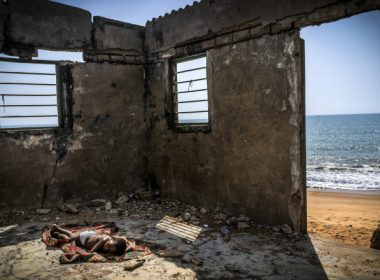 Un copil care doarme într-o casă prăbuşită pe o plajă din Africa a impresionat o lume întreagă. Povestea din spatele fotografiei