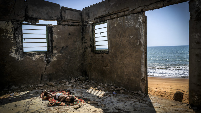 Un copil care doarme într-o casă prăbuşită pe o plajă din Africa a impresionat o lume întreagă. Povestea din spatele fotografiei