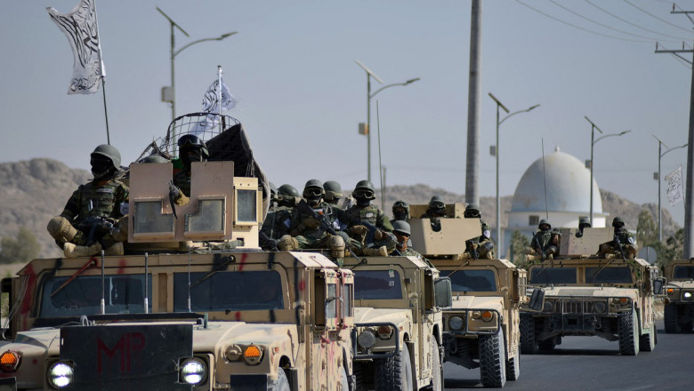 Talibanii au organizat prima paradă militară. Au defilat cu tehnică donată de armata SUA pentru armată afgană