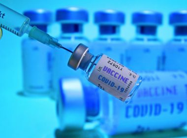 Spania începe vaccinarea cu doza a patra