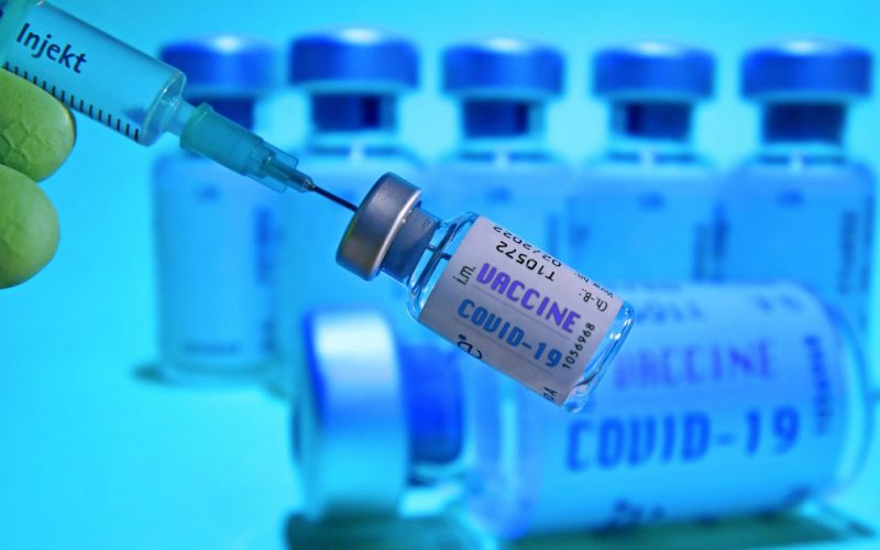 Spania începe vaccinarea cu doza a patra
