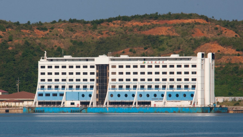 Primul hotel plutitor din lume, inaugurat în Australia în urmă cu 33 de ani, rugineşte astăzi într-un port din Coreea de Nord