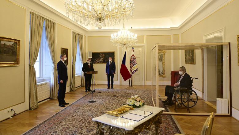IMAGINEA ZILEI. Bolnav de COVID, preşedintele Cehiei a stat într-o „cuşcă” de plexiglas la depunerea jurământului de către noul premier