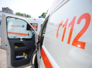 Două persoane rănite în urma coliziunii între două autoturisme, la Roman; o maşină s-a răsturnat