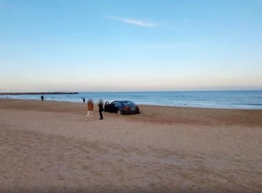 O poză cu maşina pe plajă costă zece mii de lei