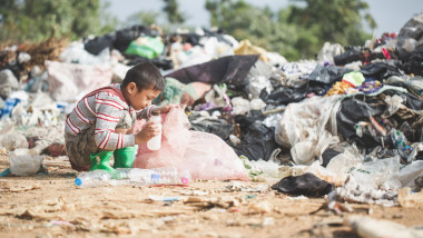 Aproximativ 18 milioane de copii din Uniunea Europeană suferă de sărăcie sau excluziune socială