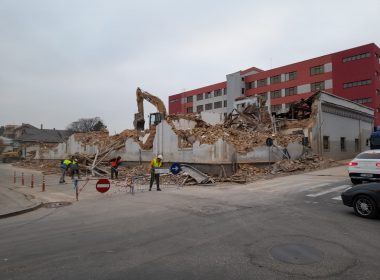 După cutremur, demolări
