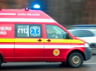 Echipaj SMURD, lovit de tren în timp ce se deplasa la o pacientă în oraşul Ulmeni