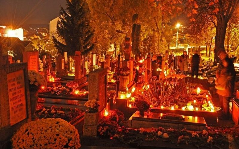 Cimitirele, transformate în oaze de lumină