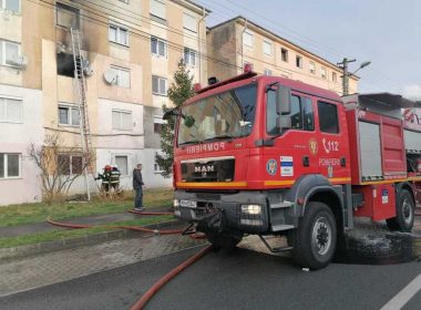 Sibiu: Doi adolescenţi, transportaţi la spital cu arsuri în urma unui incendiu izbucnit într-un apartament. Circa 30 de locatari ai blocului s-au autoevacuat