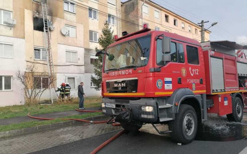 Sibiu: Doi adolescenţi, transportaţi la spital cu arsuri în urma unui incendiu izbucnit într-un apartament. Circa 30 de locatari ai blocului s-au autoevacuat