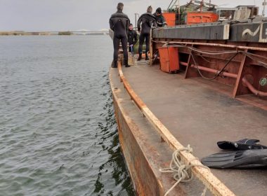 Marinar dispărut de la bordul unui şlep în portul Calafat, căutat de scafandri