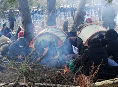 Polonia acuză forţele de securitate din Belarus că îi echipează pe migranţi pentru a lua cu asalt frontiera