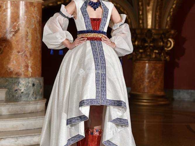 Reprezentanta României la Miss Universe - rochie creată de un designer israelian cu origini româneşti, la proba costum naţional