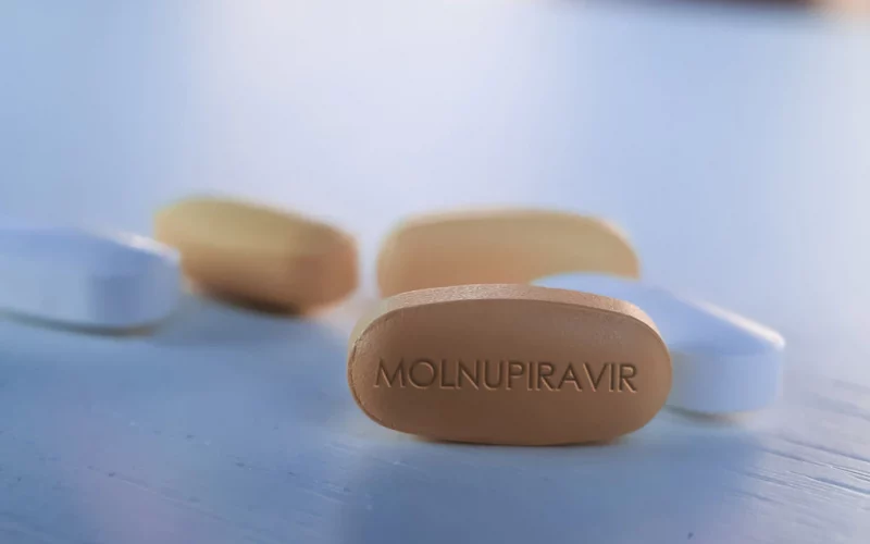 Molnupiravir, autorizat în Marea Britanie