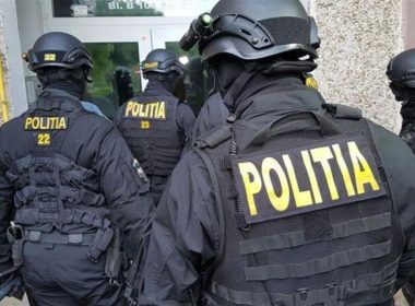 Braconierii din Botoşani, „colindaţi” de mascaţii Poliţiei. Arme interzise şi zeci de câini de vânătoare deţinuţi ilegal