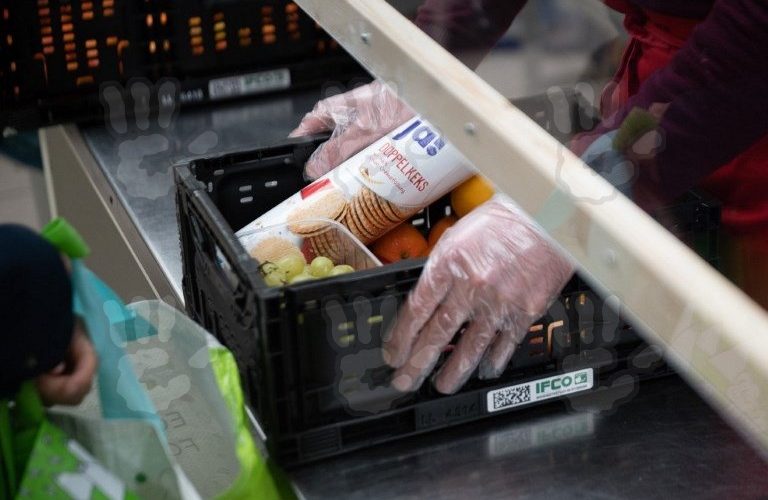 Britanicii au luat cu asalt băncile de alimente: Nu pot face faţă şi cheltuielilor cu energia şi celor cu mâncarea