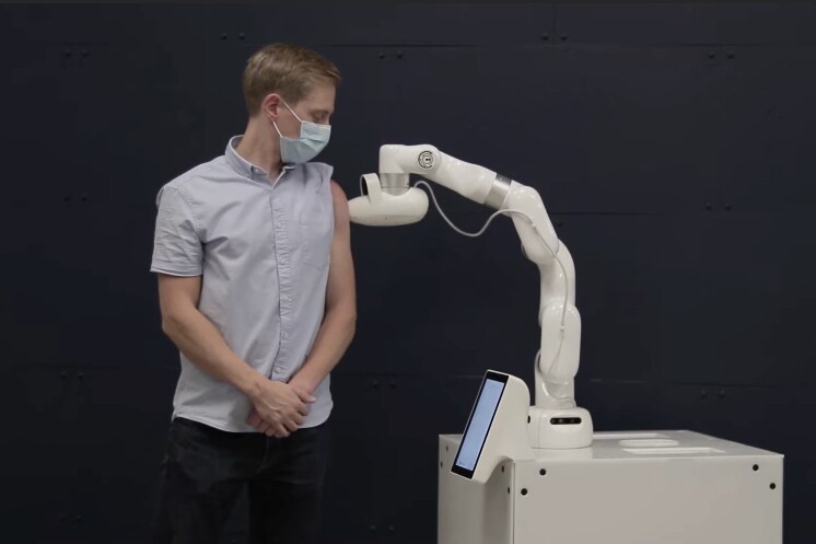 Robotul care administrează vaccinul antiCovid fără ac şi fără medic