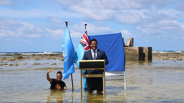 Ministrul de externe din Tuvalu, la costum şi cravată, a făcut o declaraţie de presă pentru COP26, stând în mare până la genunchi