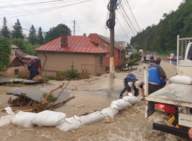 Inundaţii în staţiunile de pe Valea Prahovei. Copaci şi stâlpi de electricitate rupţi