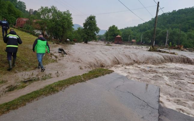 Cod portocaliu de inundaţii pe râurile mici din judeţele Botoşani, Sălaj şi Gorj, până la ora 24:00
