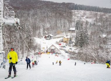 Covasna: Debut al sezonului de schi la Băile Şugaş - Pârtia, deschisă pe durata vacanţei şcolare până la ora 21.00 / Recomandările salvamontiştilor