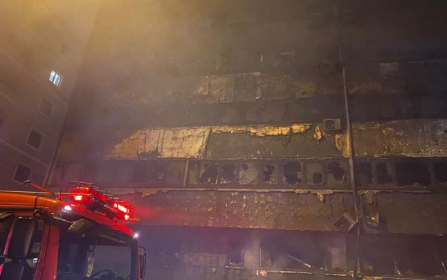 Incendiu puternic la Constanţa! 8 raniţi, sute de persoane evacuate, zeci de maşini distruse, după ce un bloc a luat foc