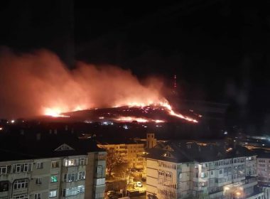 Incendiu de proporţii în Nemţ! Peste 20 de hectare de vegetaţie au ars, iar focul risca să se extindă la locuinţe şi la o mănăstire