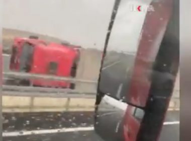 Turcia, devastată de o furtună care a prăbuşit minarete şi a blocat autostrăzi cu camioane răsturnate de vânt. Cinci oameni au murit