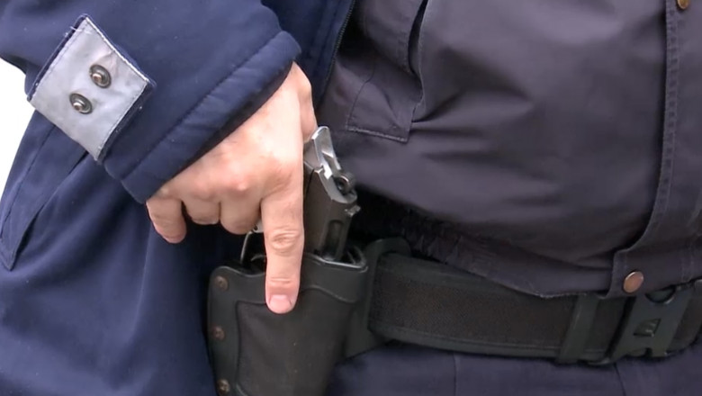 O poliţistă şi a uitat pistolul în toaleta unei benzinării. Arma a fost găsită pe un câmp