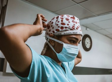 Deficitul global de asistente medicale este în creştere, în timp ce pandemia de Covid-19 intră în al treilea an