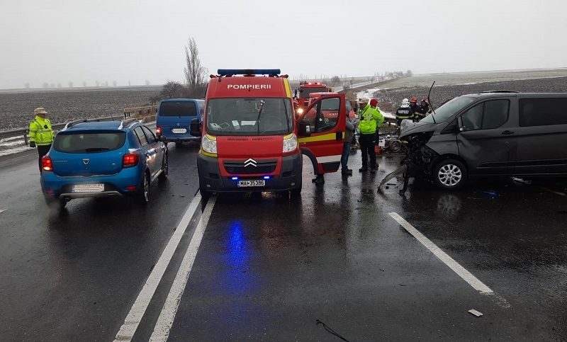 Accident pe DN 1E, între municipiul Braşov şi staţiunea Poiana Braşov / Un autoturism a intrat în coliziune cu un autobuz de călători