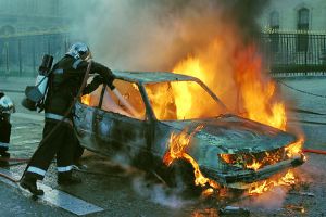 Bătut şi înarmat a incendiat trei maşini