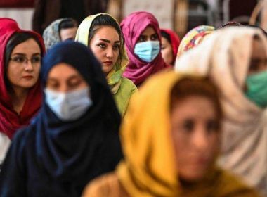 Zeci de femei au manifestat pentru respectarea drepturilor lor de către talibani