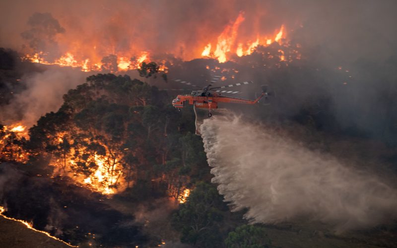 Incendii puternice mistuie Australia