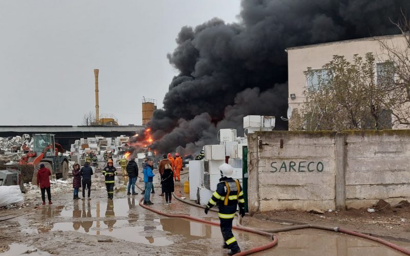 Incendiu puternic într-un depozit de materiale reciclabile de pe Centura Capitalei