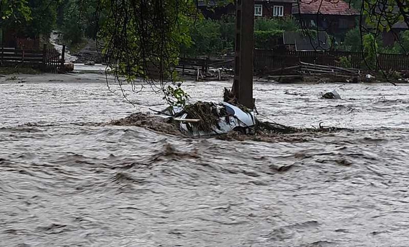 Prahova: Bărbat salvat de pompieri după ce autoturismul în care se afla a fost răsturnat de o viitură / Case inundate în zona de nord a judeţului