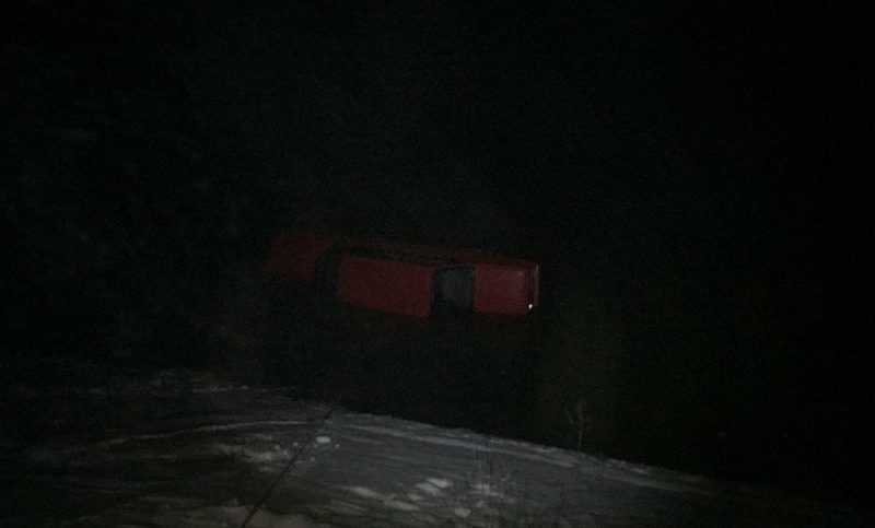 Bacău: O maşină în care se afla o persoană a căzut într-un lac