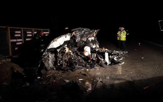 Şoferul unui TIR, după ce a strivit un BMW: „A stins farurile şi a intrat pe contrasens. A vrut să se sinucidă”