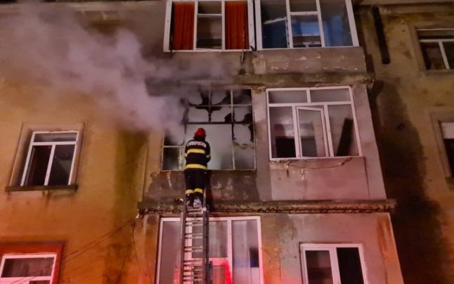 Incendiu la un bloc din Medgidia. Au fost evacuaţi 25 de adulţi şi doi copii. Cauza principală: fumatul