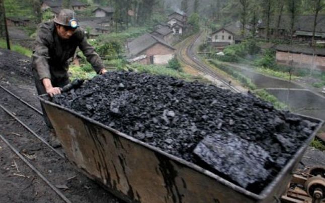 Cărbunele beneficiază în continuare de finanţări de mii de miliarde de dolari în pofida tranziţiei ecologice