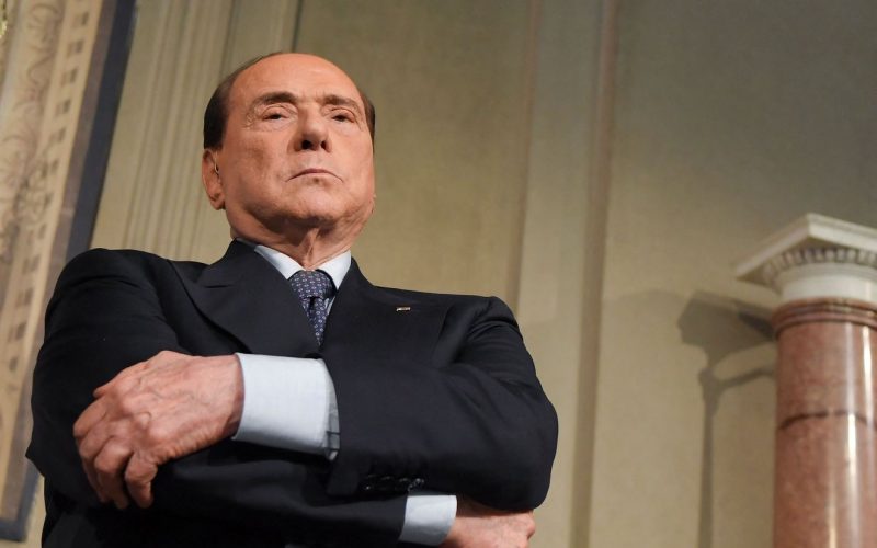 Silvio Berlusconi s-a retras din cursa pentru preşedinţia Italiei. Alegerile încep luni