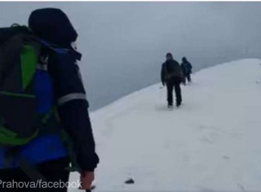 Turişti blocaţi pe munte din cauza vântului puternic şi a viscolului, recuperaţi de jandarmi şi salvamontişti