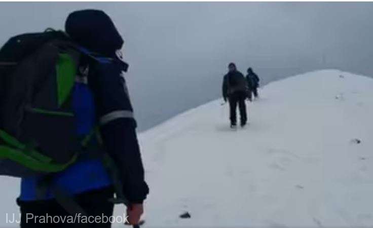 Turişti blocaţi pe munte din cauza vântului puternic şi a viscolului, recuperaţi de jandarmi şi salvamontişti
