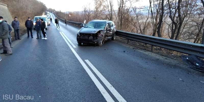 Patru răniţi, între care un copil, într-un accident produs la Oneşti; o victimă este în stop-cardiorespirator